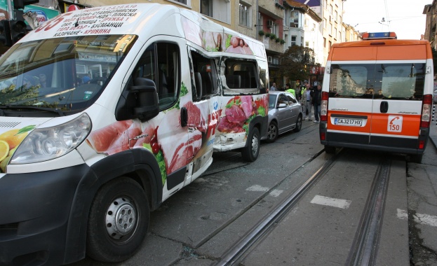 Леко подобрение на пешеходката, пострадала в катастрофата между трамвай и маршрутка