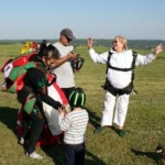 76-годишна баба отново скочи с парашут