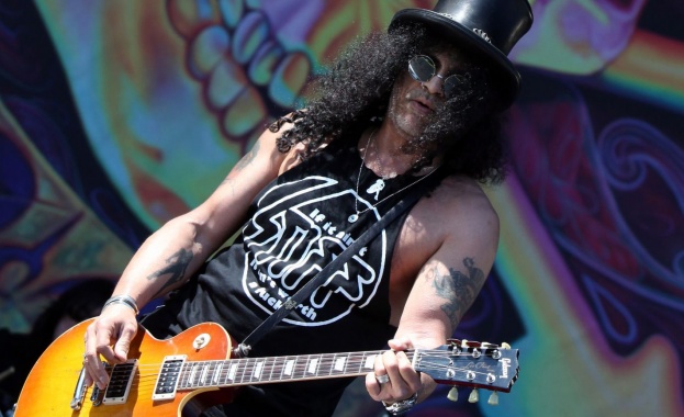 Аксел Роуз: По време на концерти Слаш уринираше в панталоните си