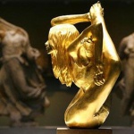 Продадоха златната Кейт Мос за 600 000 лири