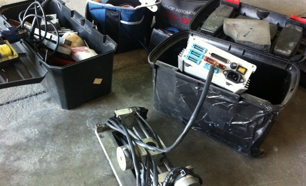 Сандъци с професионално оборудване за  кражба на коли откриха митничарите  на Дунав мост