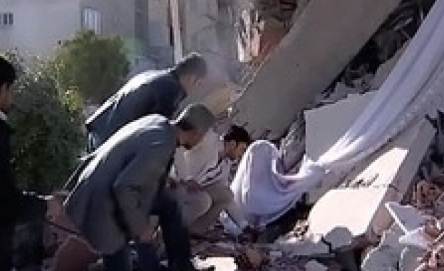 Жертвите от земетресението в Турция вече са 596, властите прекратяват издирването на оцелели 