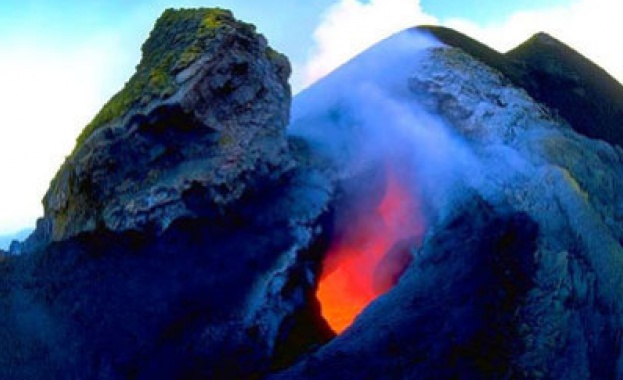 Изригване на вулкан предизвика паника в Индонезия