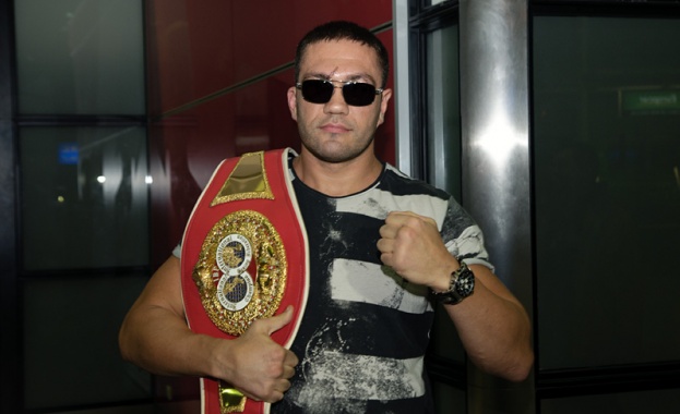 Шампионът Кубрат Пулев се завърна в България