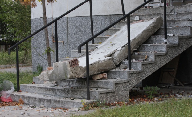 Двама пострадаха при срутване на плоча на стара сграда