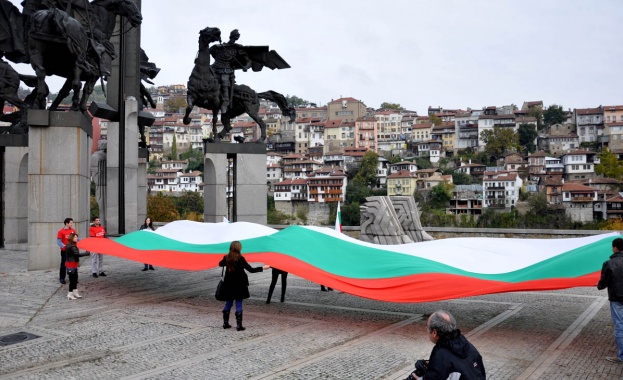 Тийнейджър падна от 5-метров парапет край паметника "Асеневци"