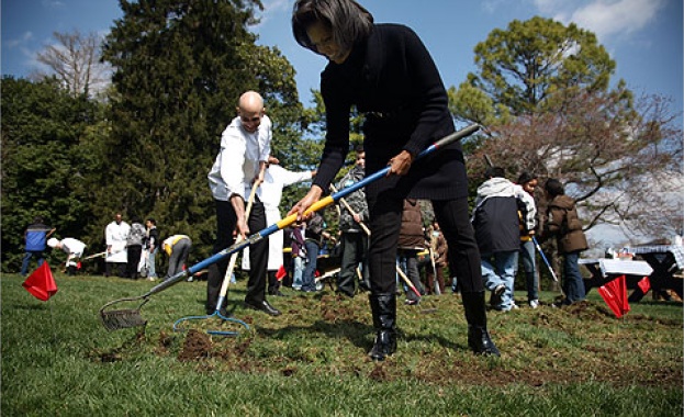 Мишел Обама със своя книга за градинарството 