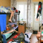 Студент се срина от деветия етаж, жив е 