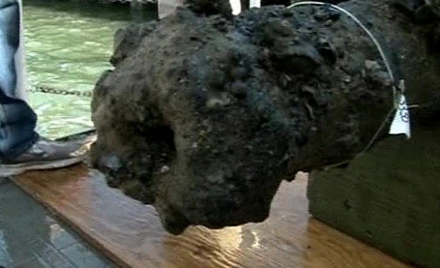 Археолози извадиха от морското дъно оръдие, принадлежало на кораба на знаменития пират "черната брада" Археолози извадиха от морското дъно оръдие, принадлежало на кораба на знаменития пират "черната брада"