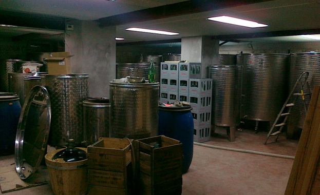 Голяма нелегална спиртоварна беше разкрита при мащабна операция на Митница Русе 