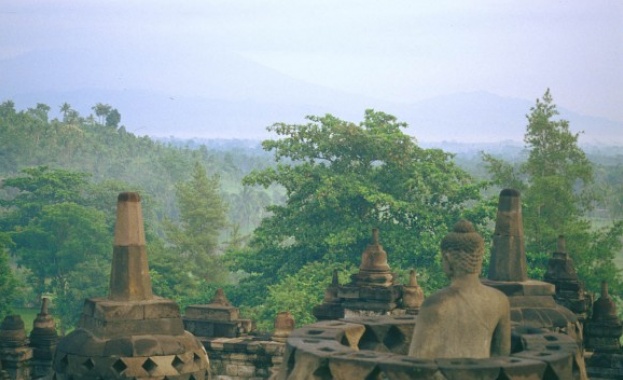 Статуя на обезглавен Буда на 800 години бе открита в Камбоджа