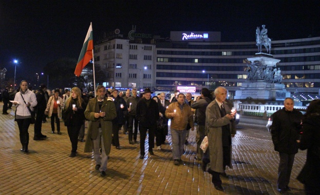 Учените на протестно шествие  