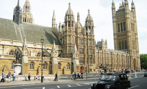 Лондонската полиция арестува протестиращи пред Уесминстърския дворец 