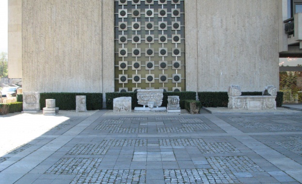 Парковите пространства на НИМ - експозиция на открито  