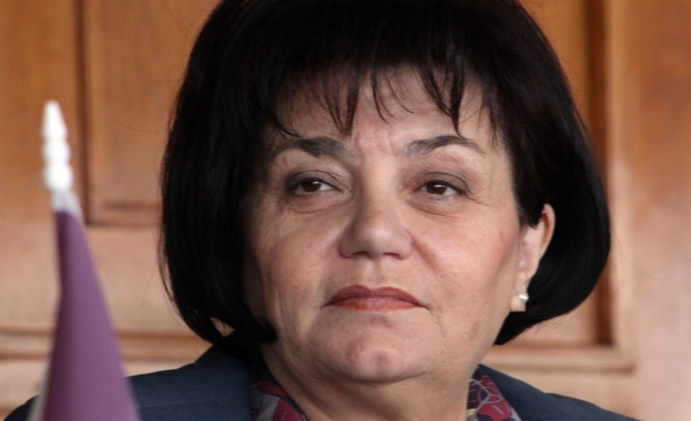 Такева: Министерството трябва да сформира комисия, която да одобрява учебниците