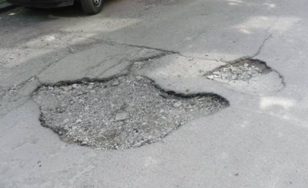 Жители на квартал Рудничар в Перник сами запълват дупките по