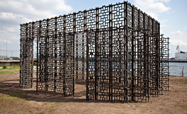 Издигат огромна бронзова къща във Велико Търново