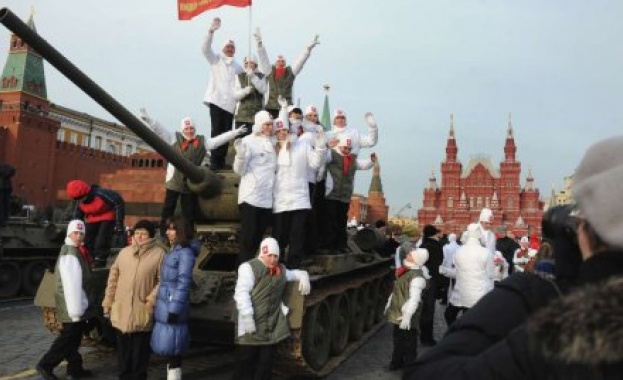 Русия днес отбелязва 70-годишнината от историческия военен парад 