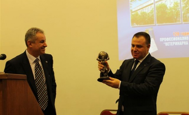 Ветеринарите наградиха министър Найденов с почетна грамота