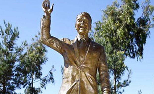 Вандали оскверниха статуята на Рейгън  