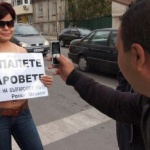 Полугола варненка помага в Акция "Светлина"
