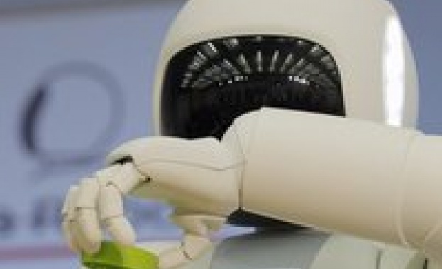 Японците показаха „поумнял” робот-андроид 