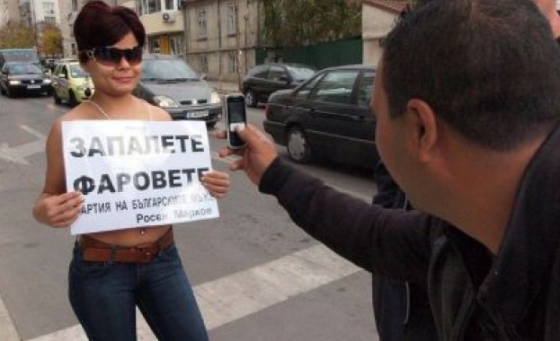 Полугола варненка помага в Акция "Светлина"