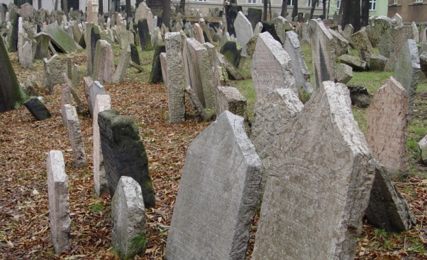 Оскверниха 36 гроба в Благоевград