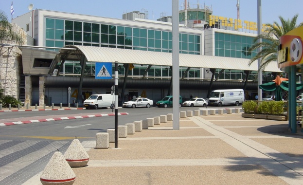 Горящ самолет кацна на летището в Тел Авив