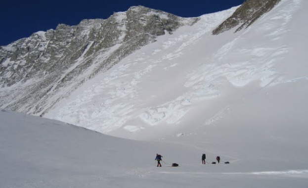 Военни кораби, самолет и хеликоптер спасяват наш в Антарктида 