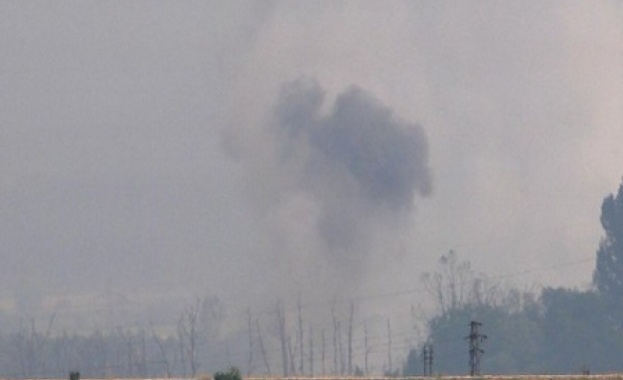 Безпилотни самолети облитат района над бившите военни складове, които се взривиха