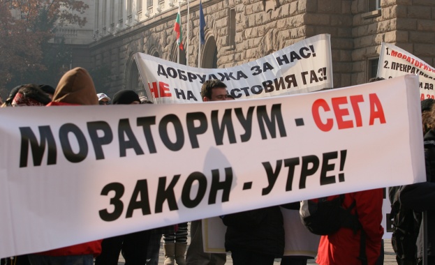Промени в движението в София заради протест срещу шистовия газ