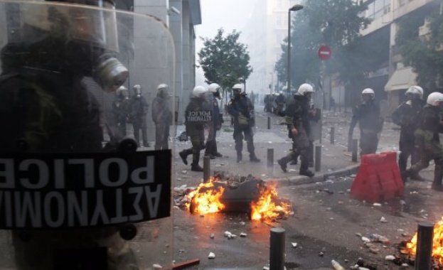 Сълзотворен газ, коктейли „Молотов” и арести в Атина 