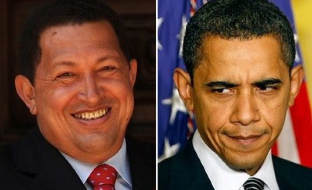 Белият дом недоволен от плакат, на който Обама се целува с Чавес