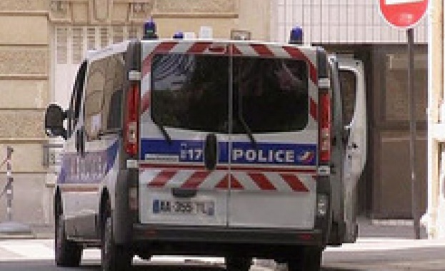 Девет души бяха арестувани след като полицейски участък в парижкото