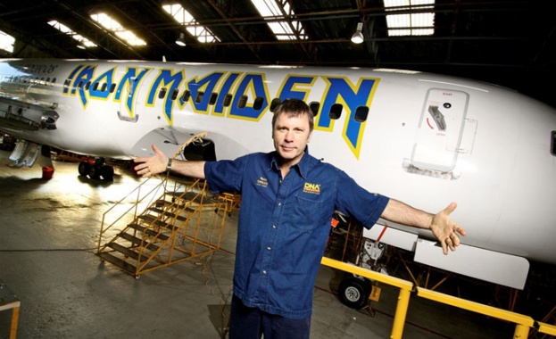 Брус Дикинсън - вокалът на "Желязната девица" ще загуби втората си работа