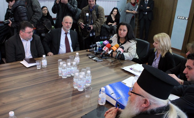 Отец Иван сам премахва незаконните постройки в Нови хан