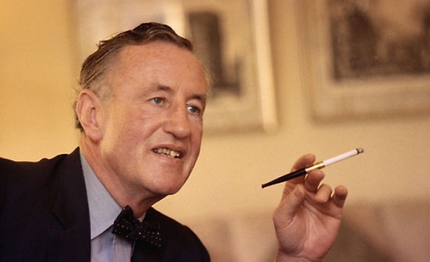 Продадоха униформата на Ян Флеминг за повече от 21 хиляди долара