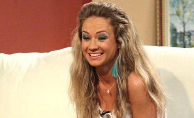 Лора Караджова пя на ученици 