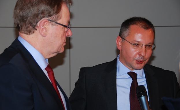 Станишев в Брюксел: Нужни са балансирани общества, не само балансирани бюджети 