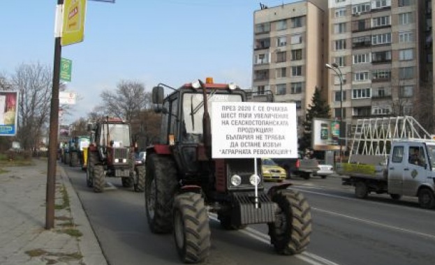 Трактори на поход към София 