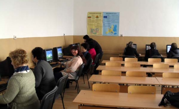 Родители задържаха учители като заложници