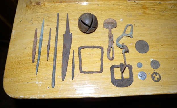 Антични предмети и монети откриха в дома на криминално проявен