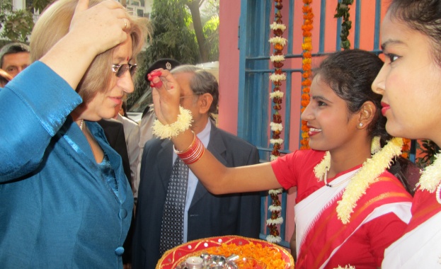 С песен на санскрит посрещнаха Цецка Цачева в училище „Г. Раковски" в Делхи