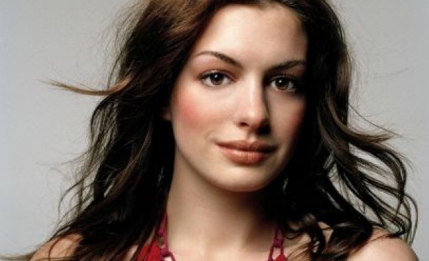 Ан Хатауей вече е сгодена  