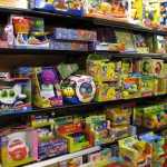 Проверяват детски играчки, пиратки и украшения за елха