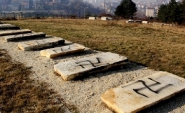 Еврейското гробище в Прищина осъмна с пречупени кръстове