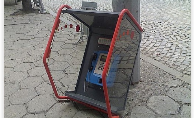 Сгащиха апаш, помъкнал уличен телефон