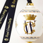 Изработиха елхови играчки с монограмите на Чарлз и Кейт