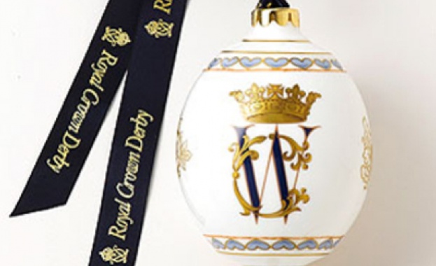 Изработиха елхови играчки с монограмите на Чарлз и Кейт